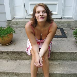 Après cette douche, j’ai juste envie d’être nue au jardin avec un bon coup à boire Léa - rencontre-Naturiste-Fontenay-sous-Bois